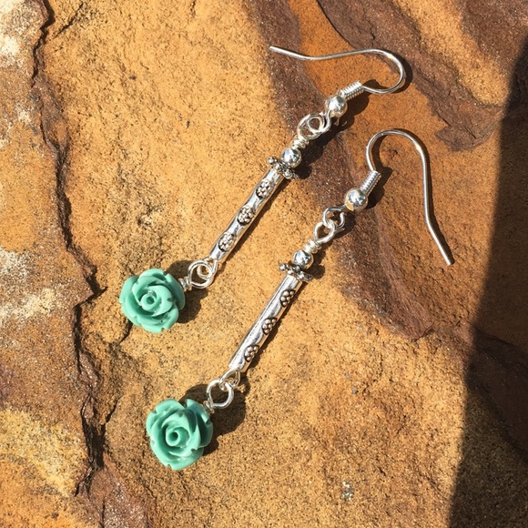Resin turquoise rose earrings silverplated beads - Picture 3 of 8